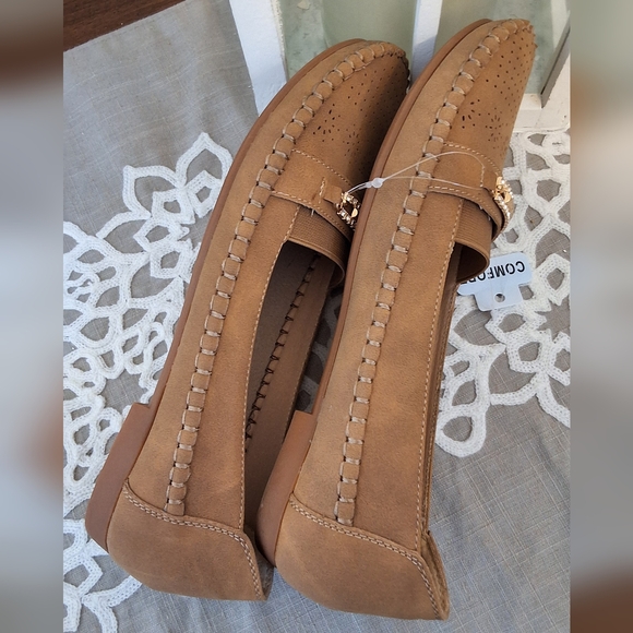 AMBU, NWT, 10, Woman's Embellished Shoes - Picture 3 of 8